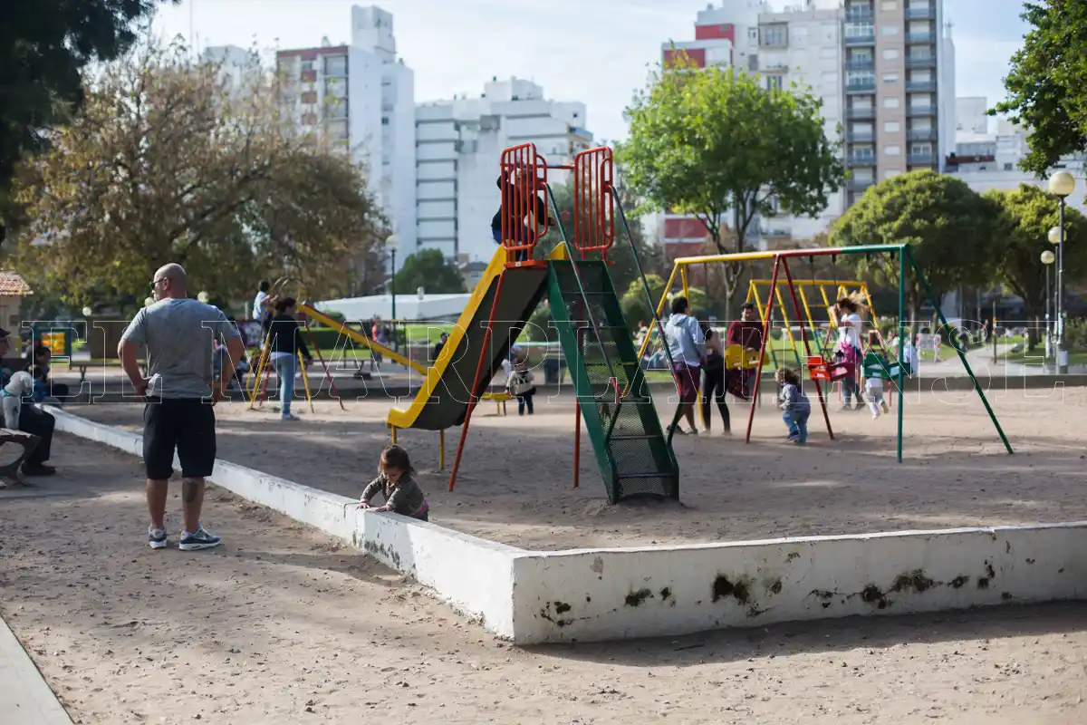 Promueven espacios exclusivos para fumadores en plazas públicas