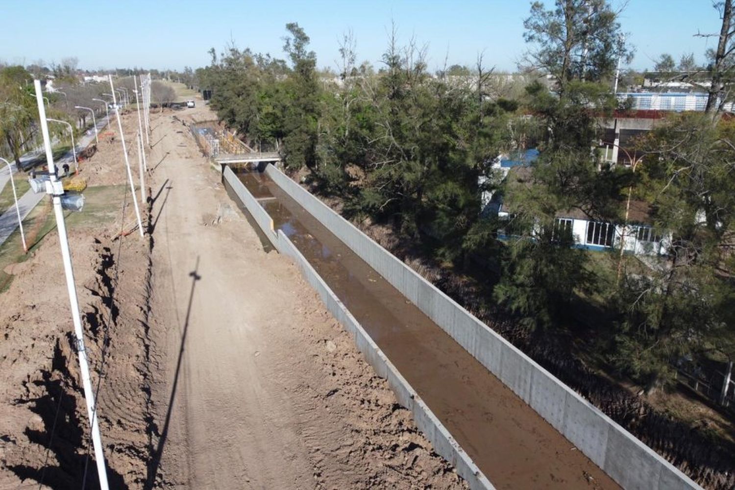 El entubado que se está ejecutando mejorará las condiciones de seguridad y permitirá el aprovechamiento de los espacios verdes colindantes.