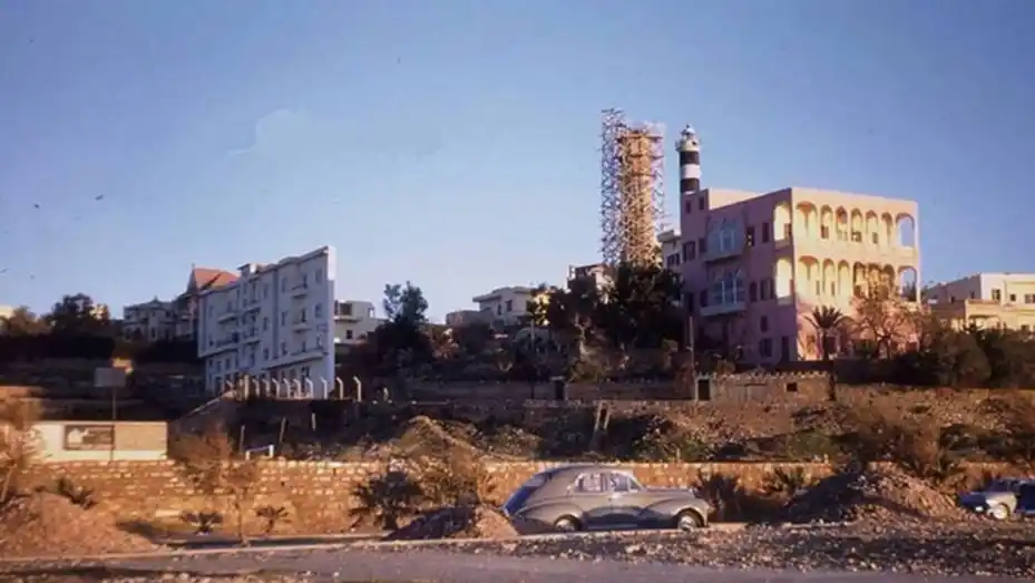 El hombre que construyó un edificio angosto solo para tapar la vista al mar de su hermano