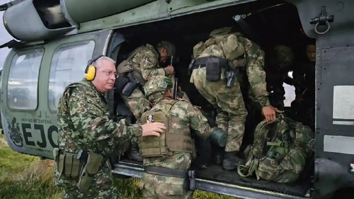 LOS TENÍAN LOS SECUACES de «Iván Mordisco»: LIBERAN A MILITARES COLOMBIANOS secuestrados en el Cauca