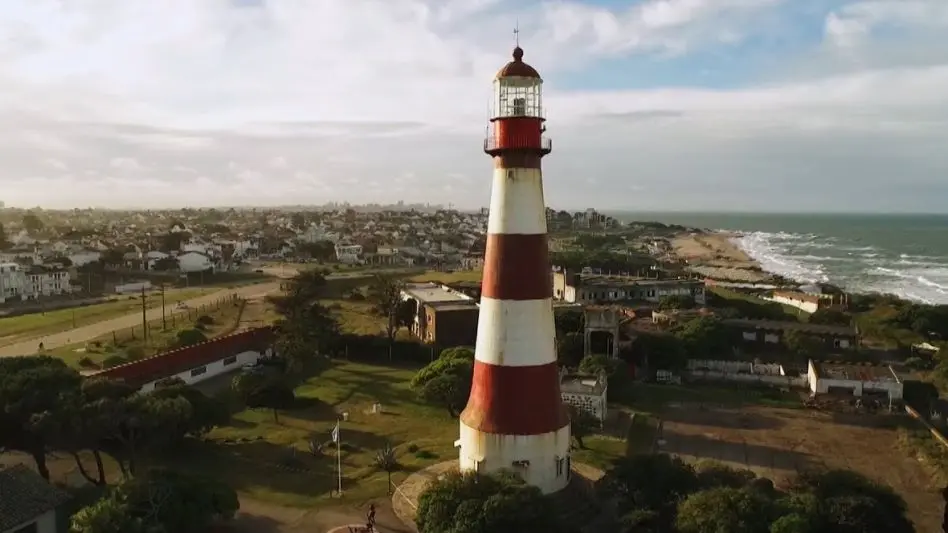 Un grupo de personas irrumpió en el Faro de la Memoria al grito de "no son 30 mil"