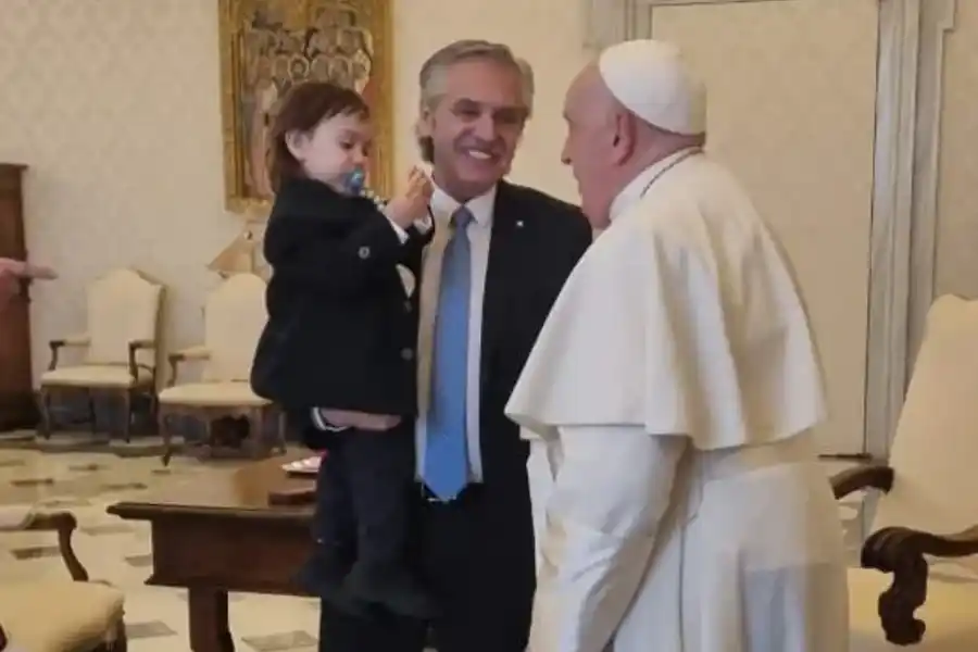 El papa Francisco recibió a Alberto Fernández y a su hijo en Roma