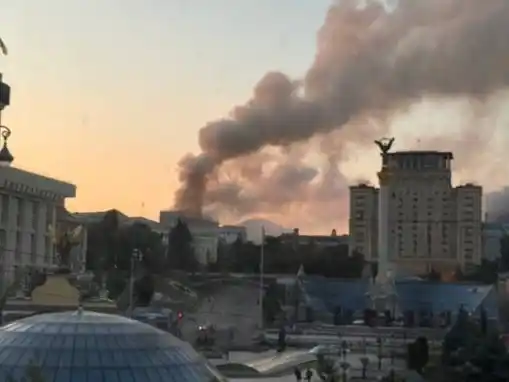 Rusia golpea la sede del Gobierno de Ucrania en el mayor bombardeo de la guerra