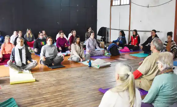 Comenzó el instructorado de yoga