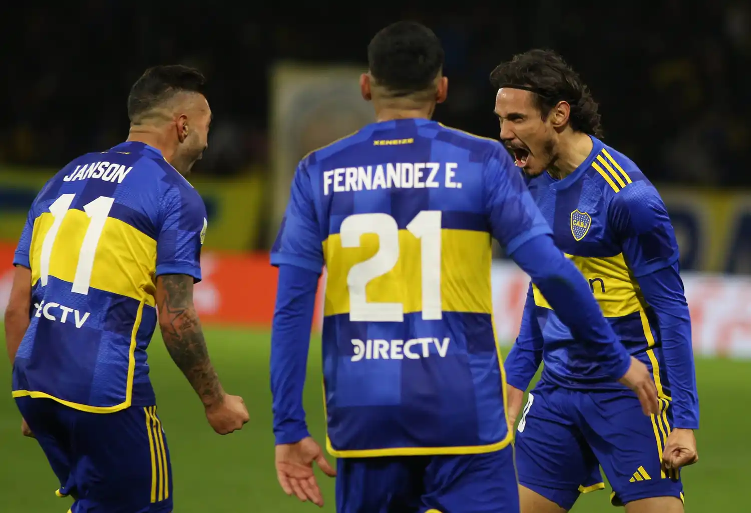 El festejo entre el olavarriense Janson, "Equi" Fernández y Cavani.