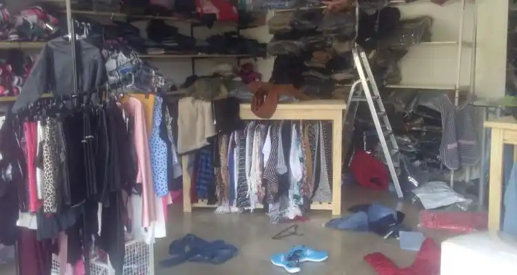 Intentaron robar en una tienda de Gobernador Castro y fueron sorprendidos por la policía