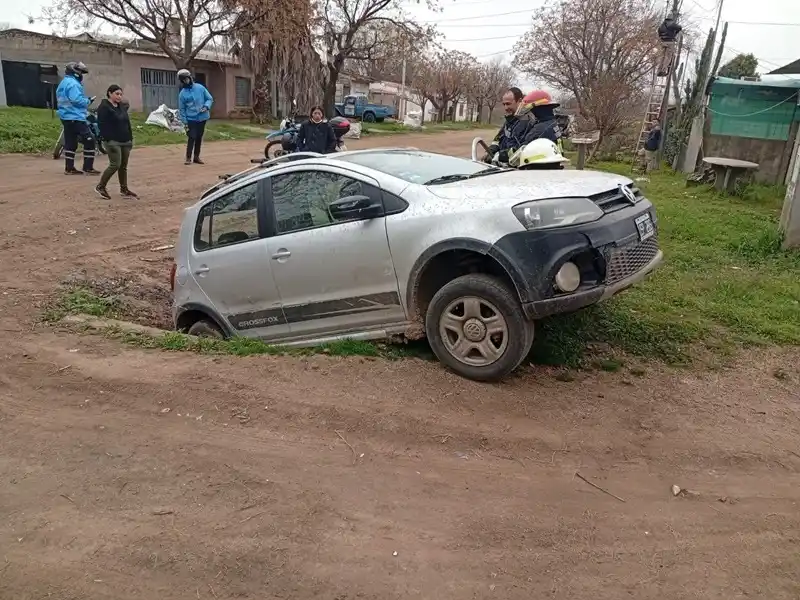 Parte del vehículo terminó dentro de la cuneta.