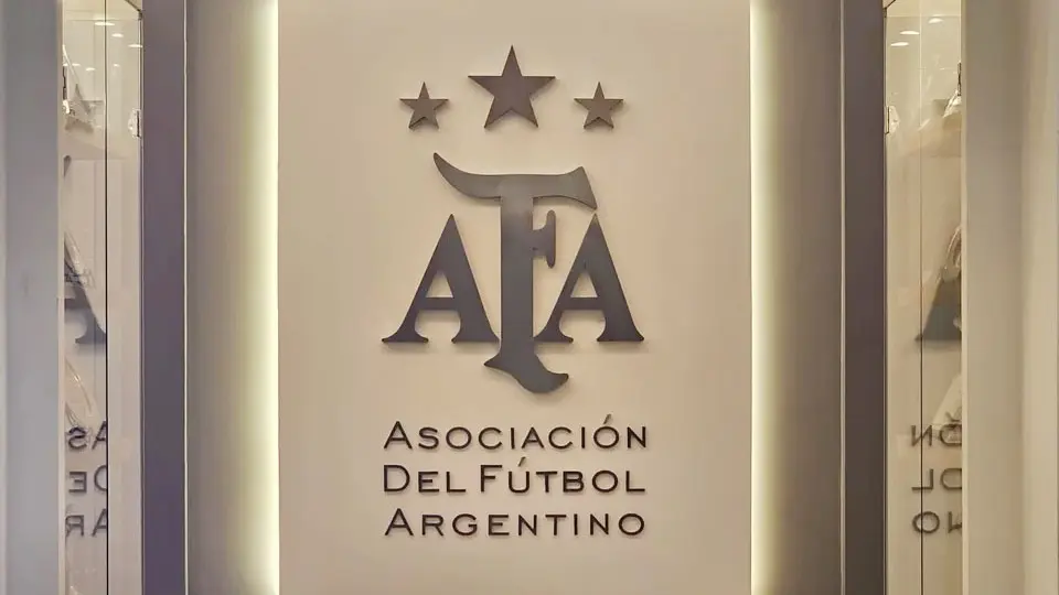 La AFA despidió a un árbitro por “atentar contra los valores del fútbol”