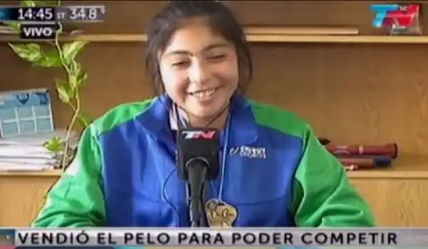 Dijeron que se había cortado el pelo para viajar y ella los desmintió en vivo
