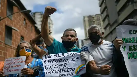 DOCENTES EN LA MISERIA: lo que paga Maduro no compra ni pellejos