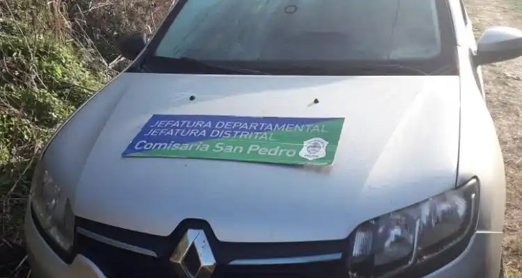 Robaron un auto de la calle y encontraron otro abandonado en marcha