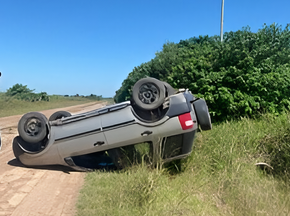 Volcó una EcoSport en el camino a El Espinillo