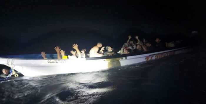 ¡CAPTURADOS POR LAS AUTORIDADES! En un peñero 24 venezolanos pretendían ingresar ilegalmente a Aruba
