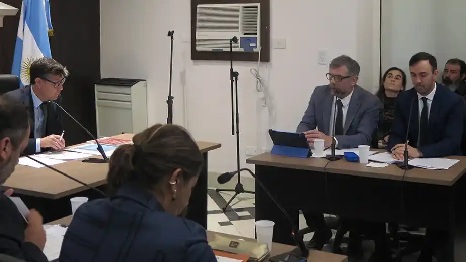 El fiscal federal Carlos Martínez y el auxiliar fiscal Agustín Roldán durante la primera audiencia de formalización por el caso. Foto: Belén Cano / Ministerio Público Fiscal