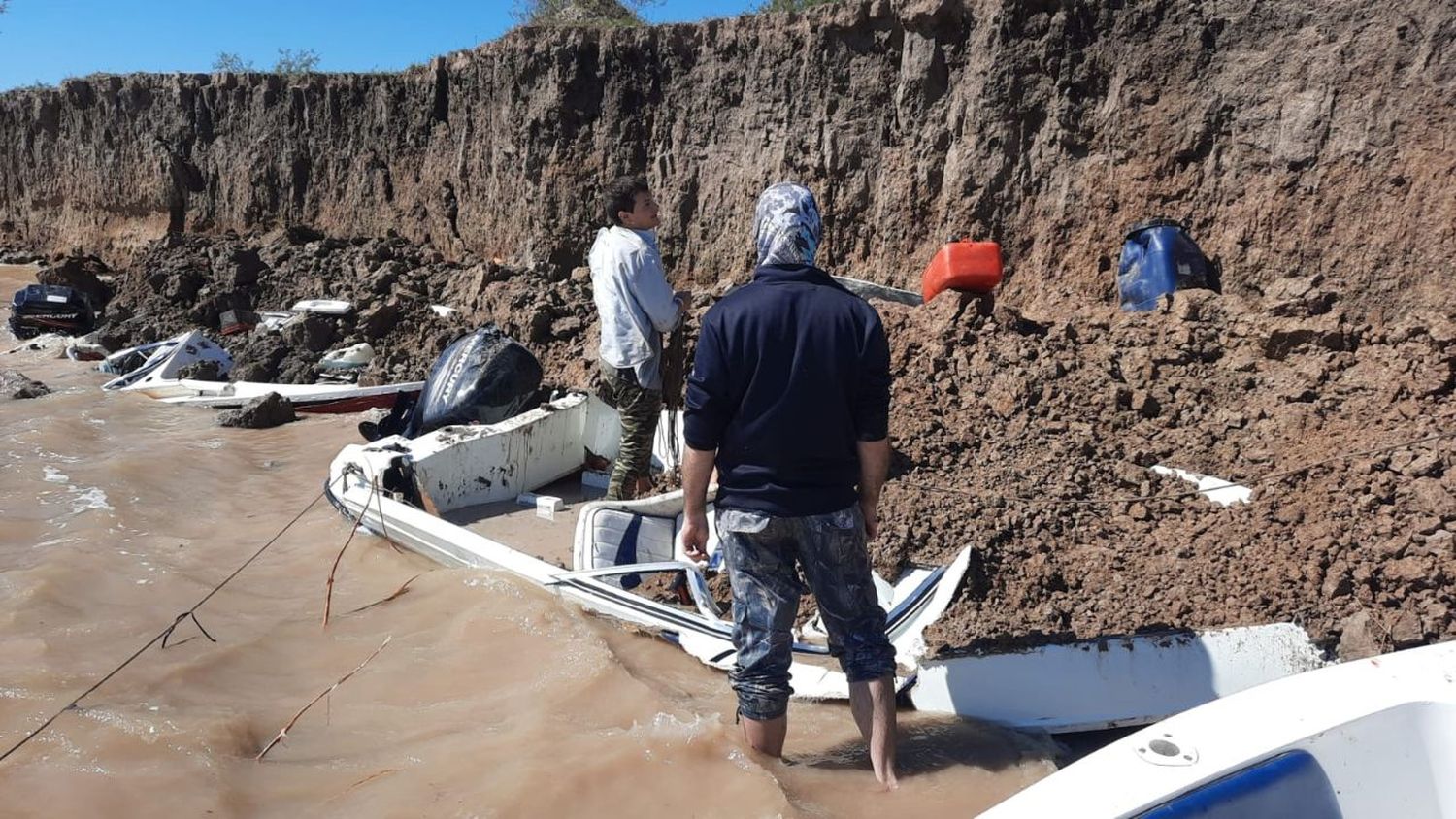 Video| Bella Vista: impactante derrumbe de un barranco sobre unas lanchas 