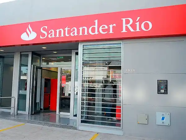 Salidera en La Plata: Delincuentes robaron 500 mil pesos en la puerta del Banco Santander