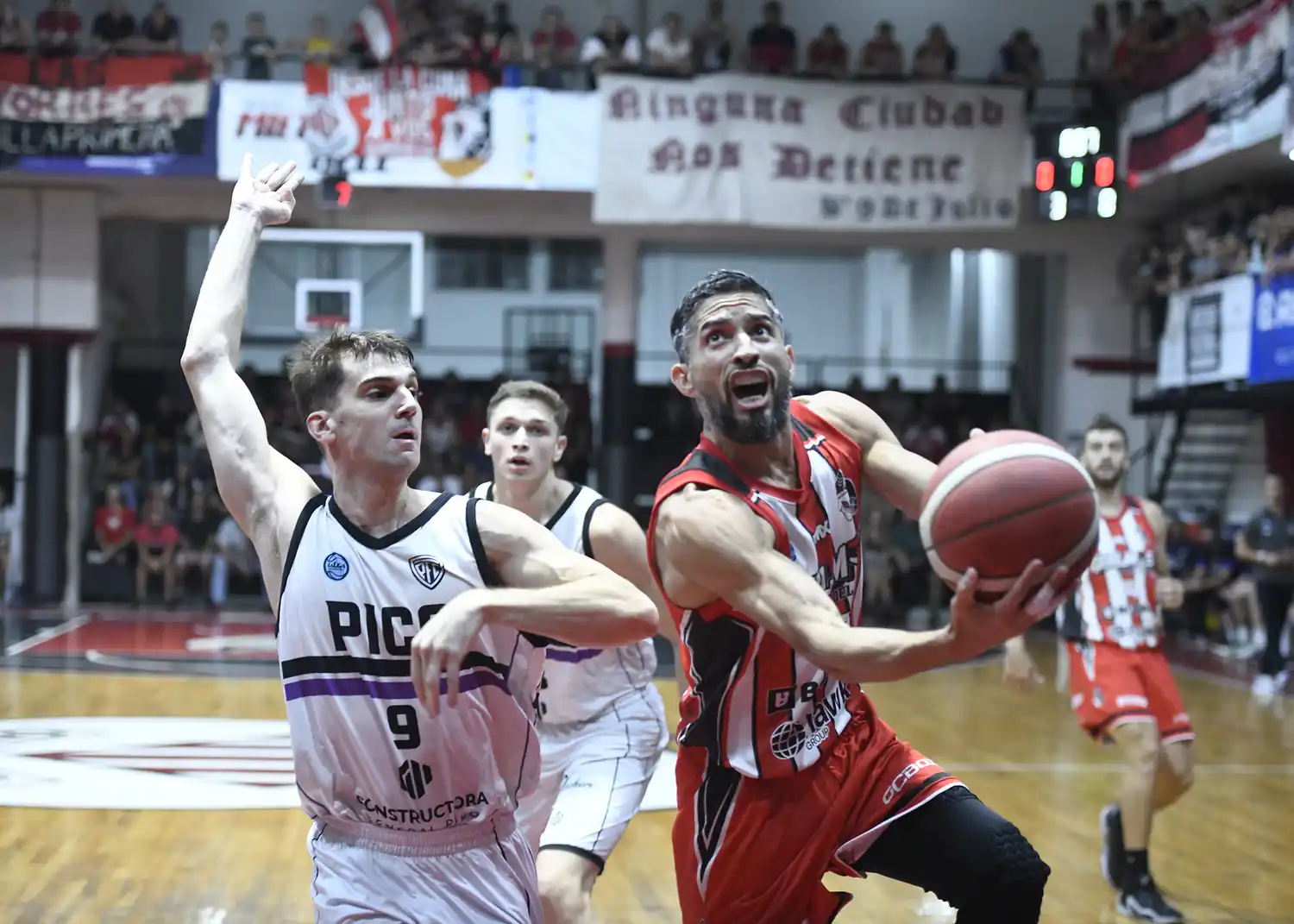 Junior Cequeira rumbo al aro del “José Martínez” (Foto: Prensa Quilmes)