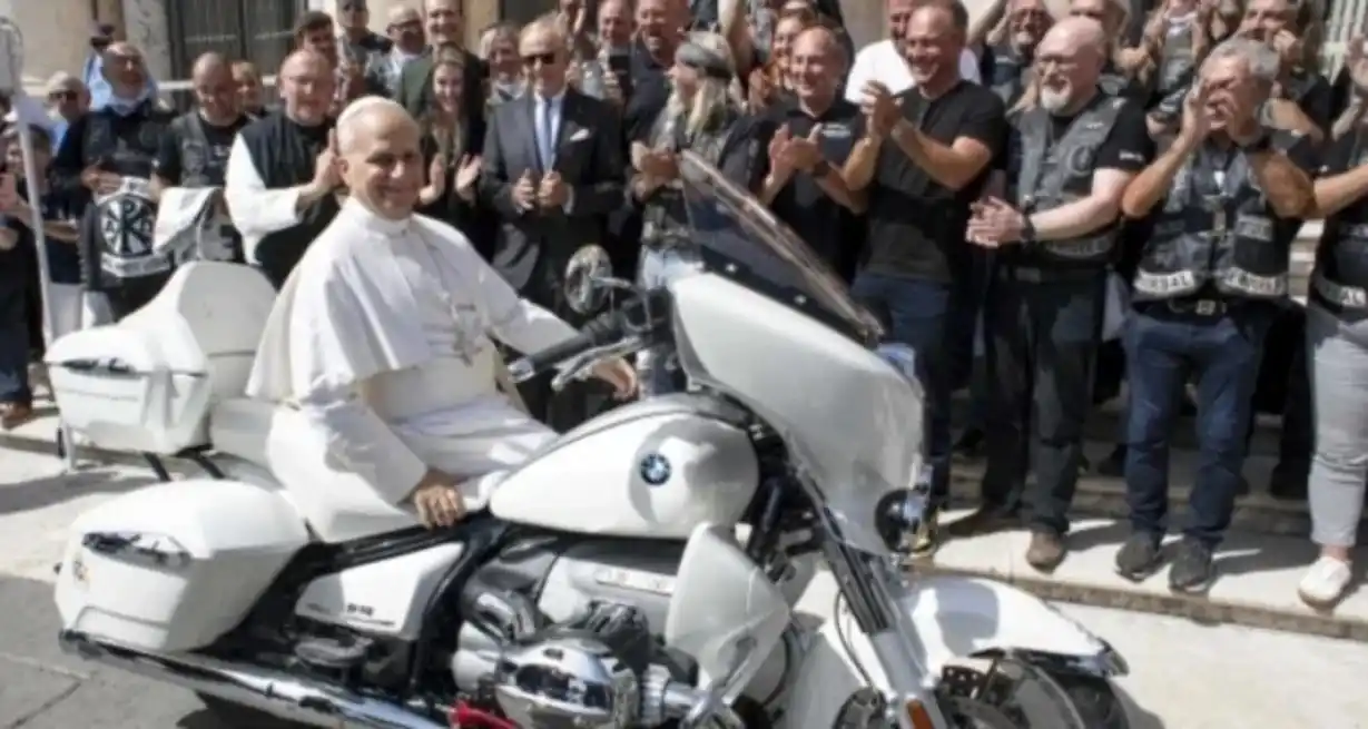León XIV posó con la moto para fotos y videos.