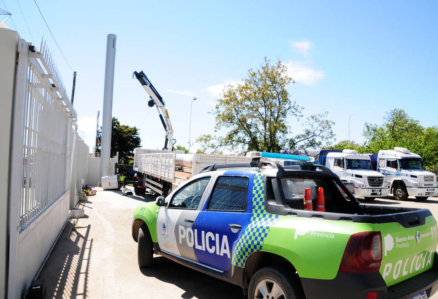 Un operario cayó desde cinco metros al desprenderse el balde de la grúa en la que trabajaba