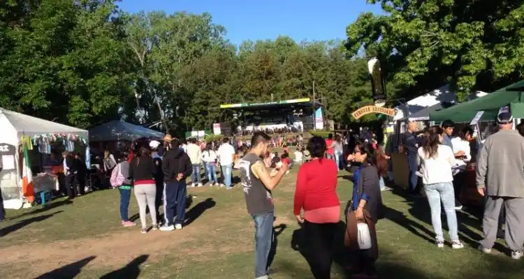 Fiesta de las Colectividades: miles de personas colmaron el Paseo Público