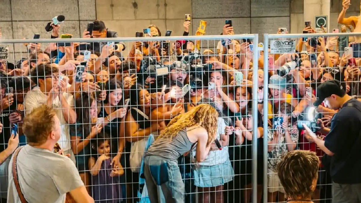GESTO de HUMILDAD: Shakira canta en la calle a sus fanáticos chilenos antes de partir para Argentina