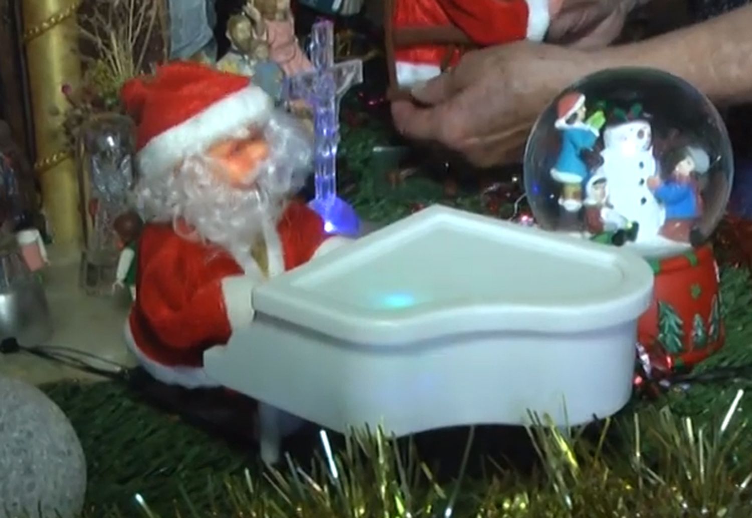 Fue por más: una vecina logró reunir 42 Papa Noel en el comedor de su casa