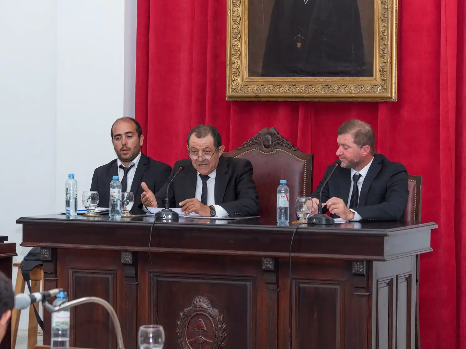 El intendente juarense, Julio Marini, hablándole a los concejales durante el discurso de apertura de sesiones ordinarias