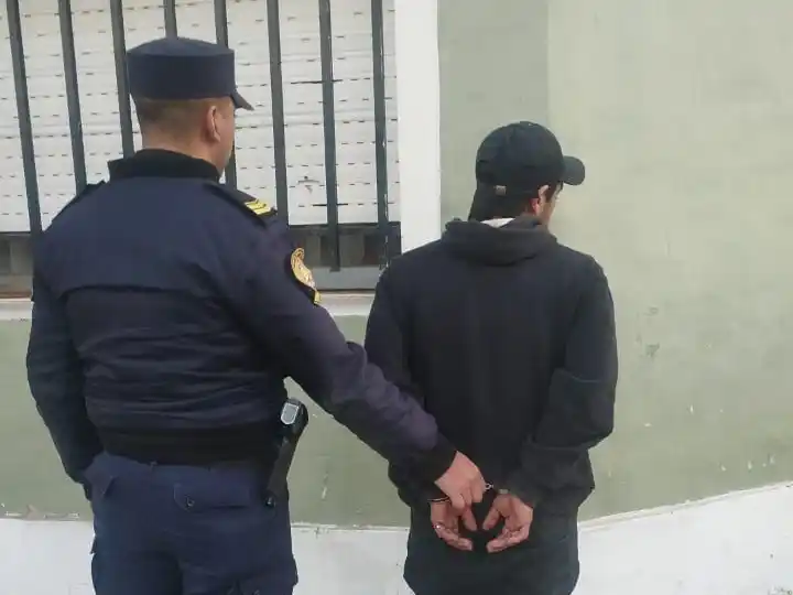 Tenía arresto domiciliario y fue detenido tras ser visto paseando en Santiago Díaz y Rioja