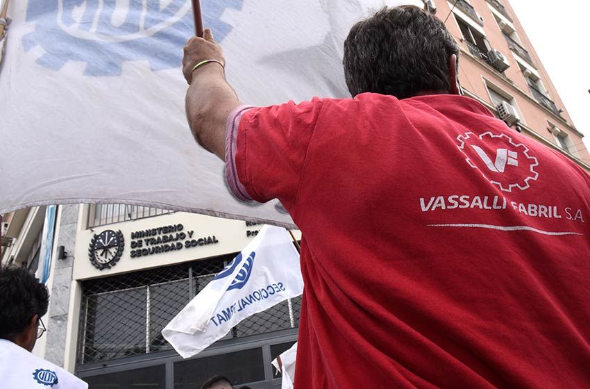 Abogado de la UOM: «La toma de Vassalli es por el hartazgo al incumplimiento de la patronal»