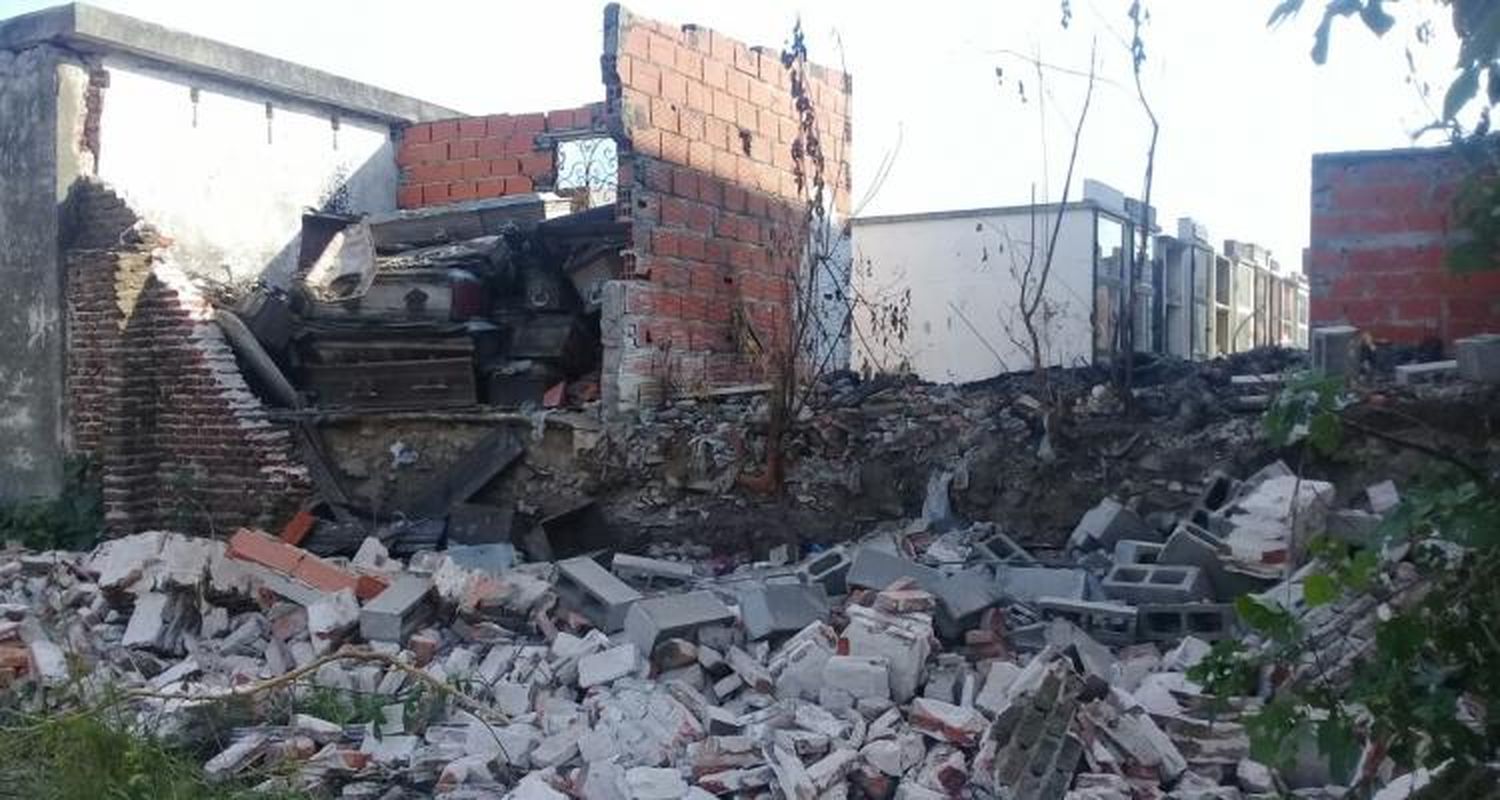 Cementerio: Se derrumbó una pared y quedaron a la vista féretros en desuso