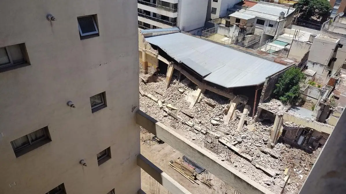 Un socavón provocó el derrumbe en barrio General Paz de la ciudad de Córdoba