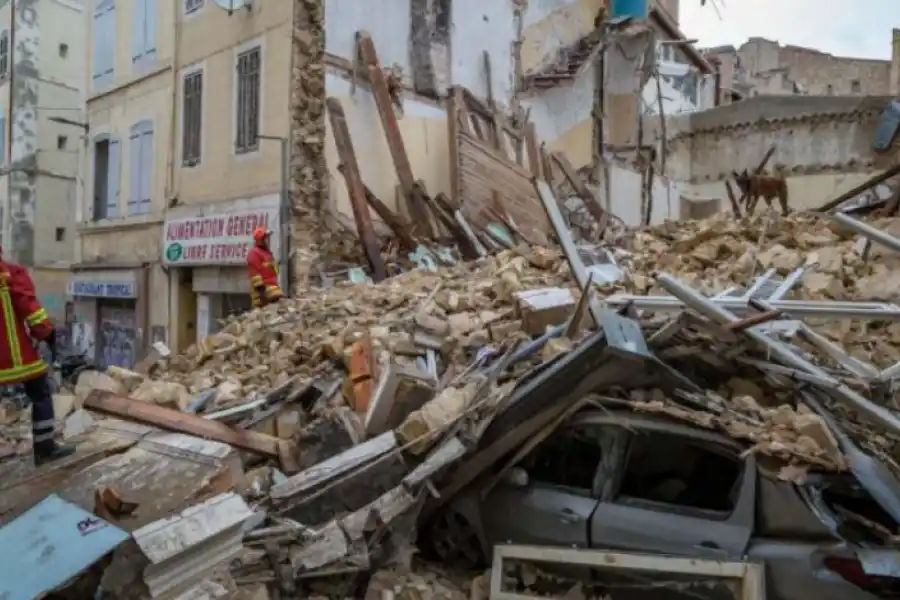 Se derrumbaron dos edificios en Marsella y varias personas quedaron atrapadasAl