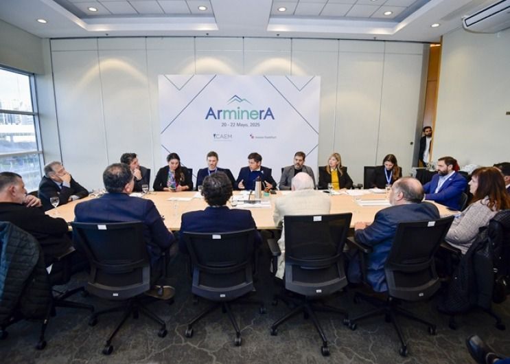 El gobernador Axel Kicillof en la reunión con el sector minero en La Rural.