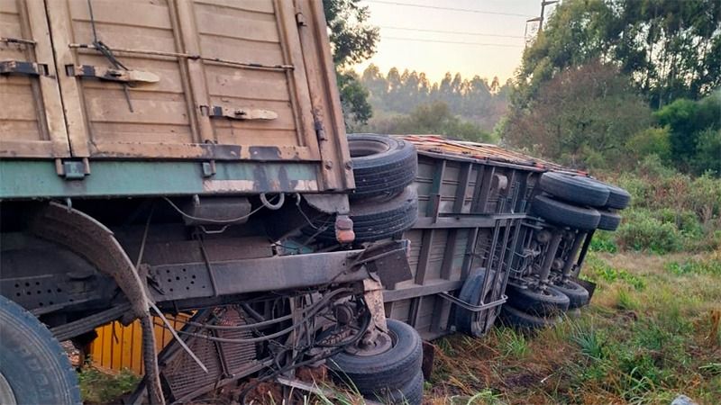 Volcó un camión en la Autovía Artigas tras despistar y chocar el guardarrail
