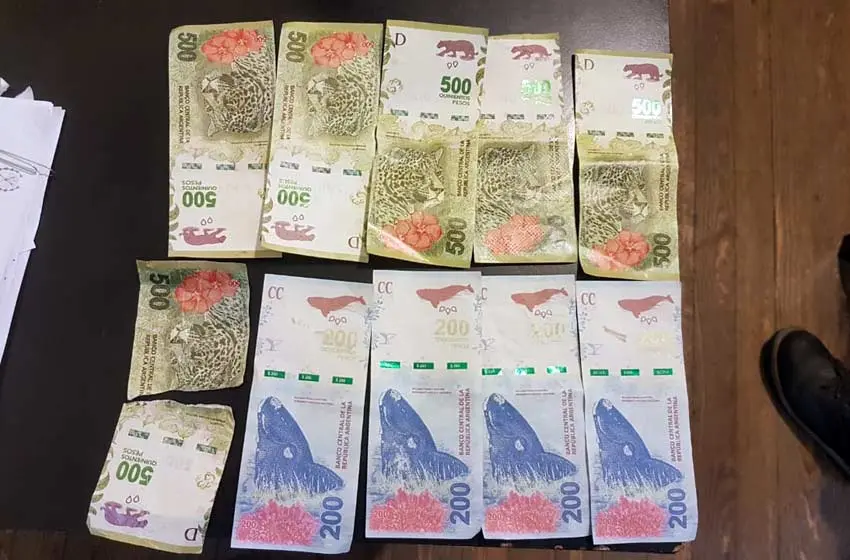 Intentó estafar a un vendedor ambulante y terminó preso: le secuestraron billetes falsos