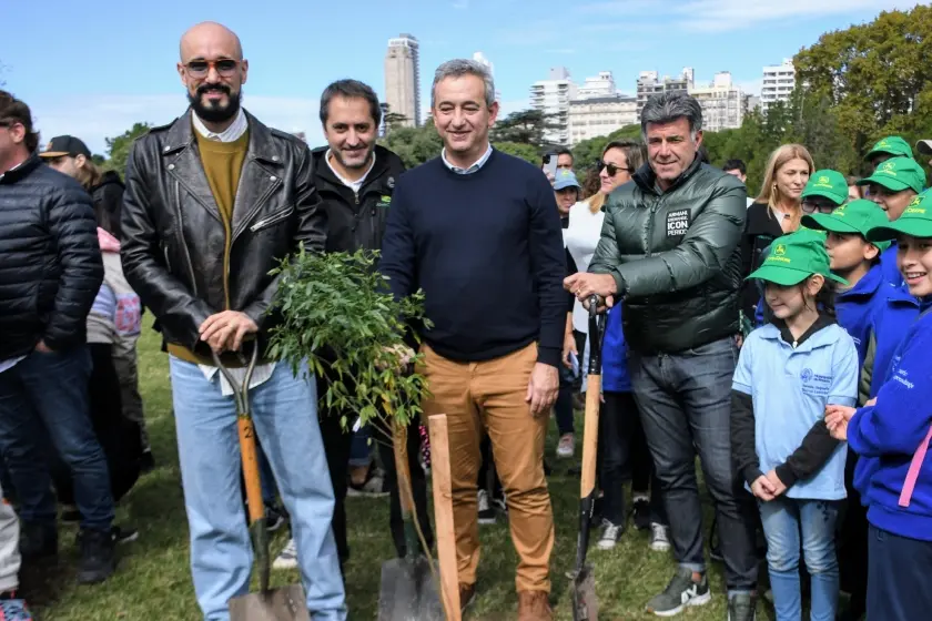 Abel Pintos planta árboles en Rosario: “Hay algo importante que se puede hacer y se puede lograr”