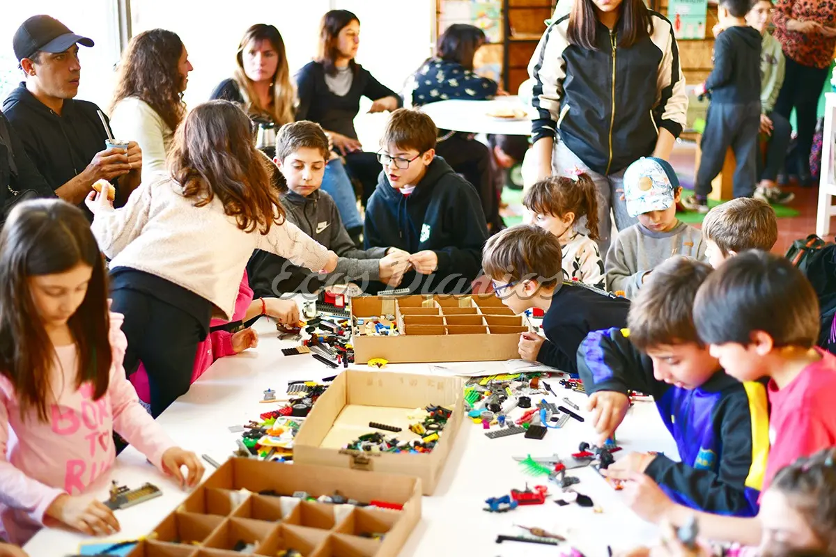Los más chicos jugaron con la legoteca y rompecabezas