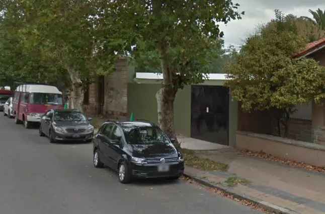 Escalaron un paredón y robaron objetos de una agencia de autos