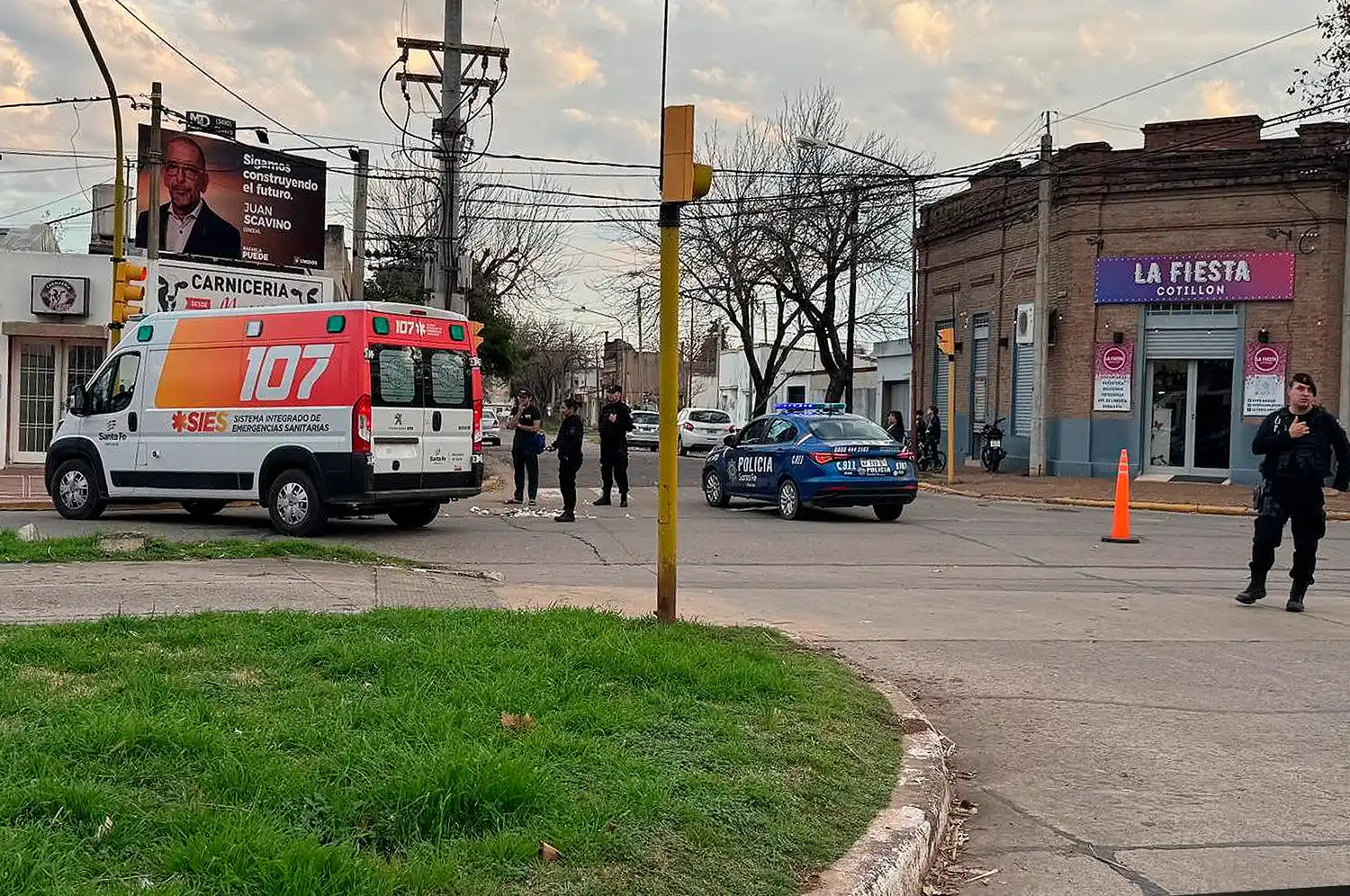 Fuerte accidente entre una moto y una bici en Aristóbulo del Valle: una mujer fue trasladada al hospital