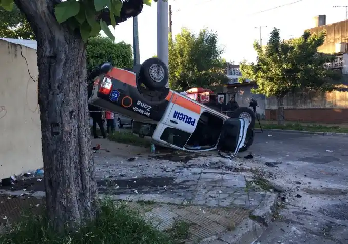 Persecución, choque y vuelco en San Martín: Tres policías heridos