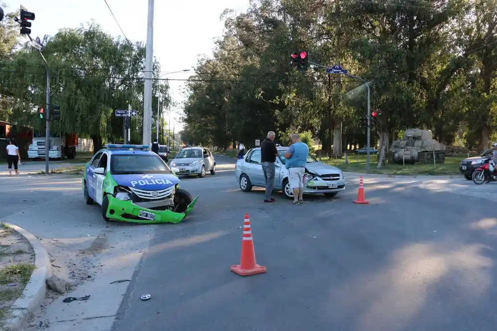 Choque entre móvil policial y un remís