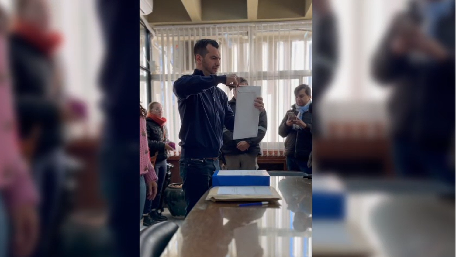 Apertura de sobres para la adquisición de equipamiento digital para la GUR