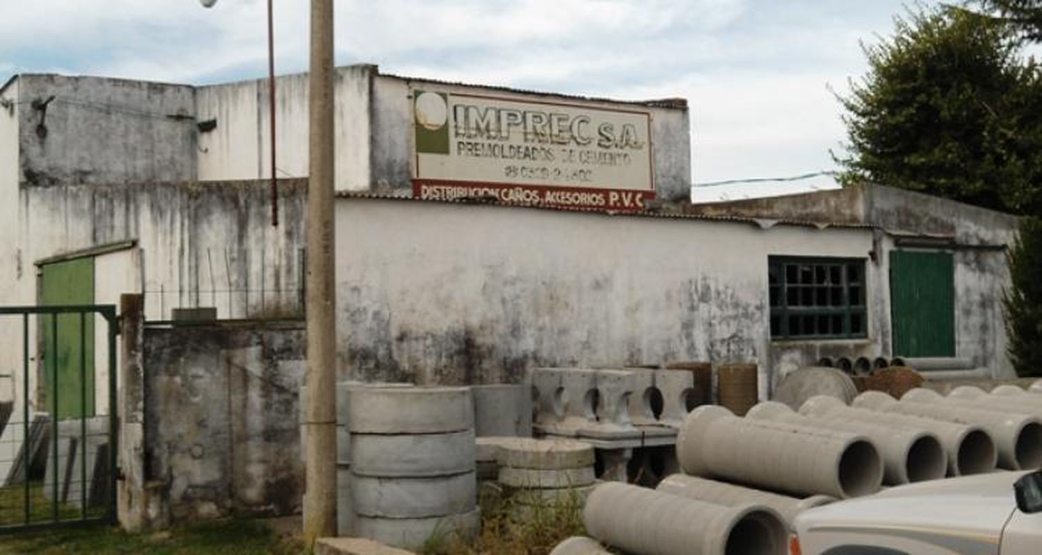 Remate de Imprec: Funcionarios municipales llegaron a la fábrica