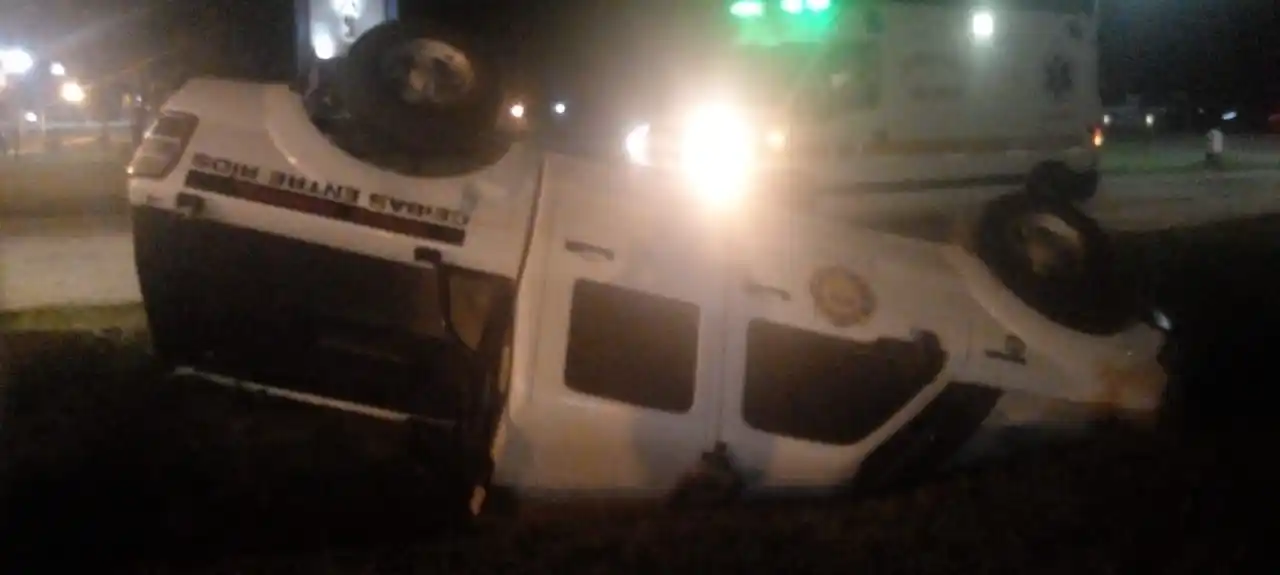 Vuelco de un móvil de los Bomberos de Ceibas