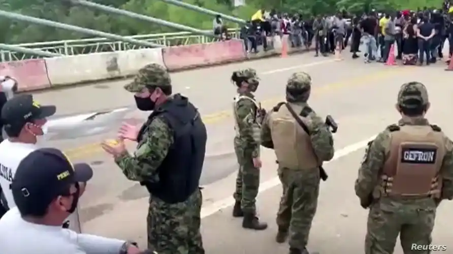 Fuerzas peruanas se enfrentan a migrantes haitianos en frontera con Brasil