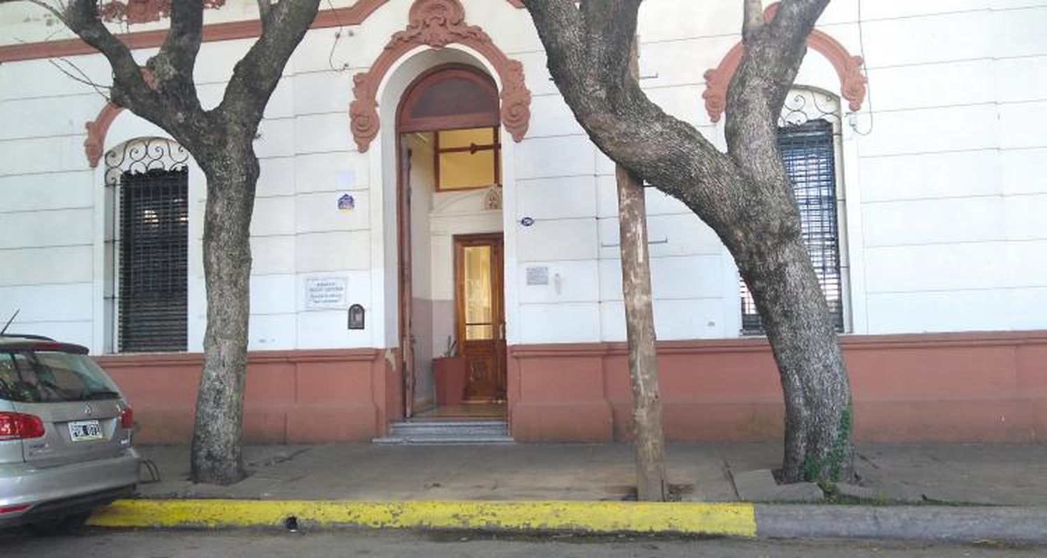 Apedrearon el frente del Hogar María del Gomendio