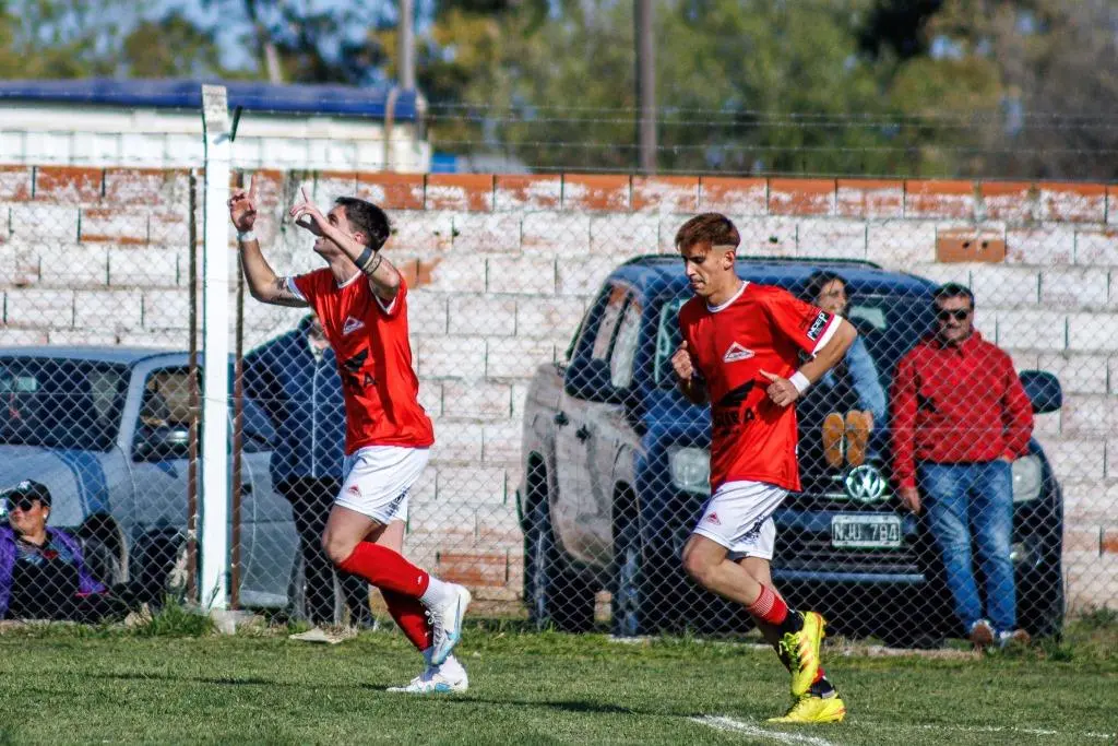 Alumni tiñe de rojo la liguilla