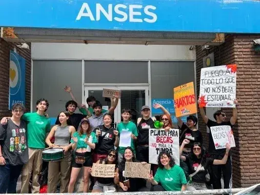 Estudiantes realizaron un ruidazo en Anses por las becas Progresar