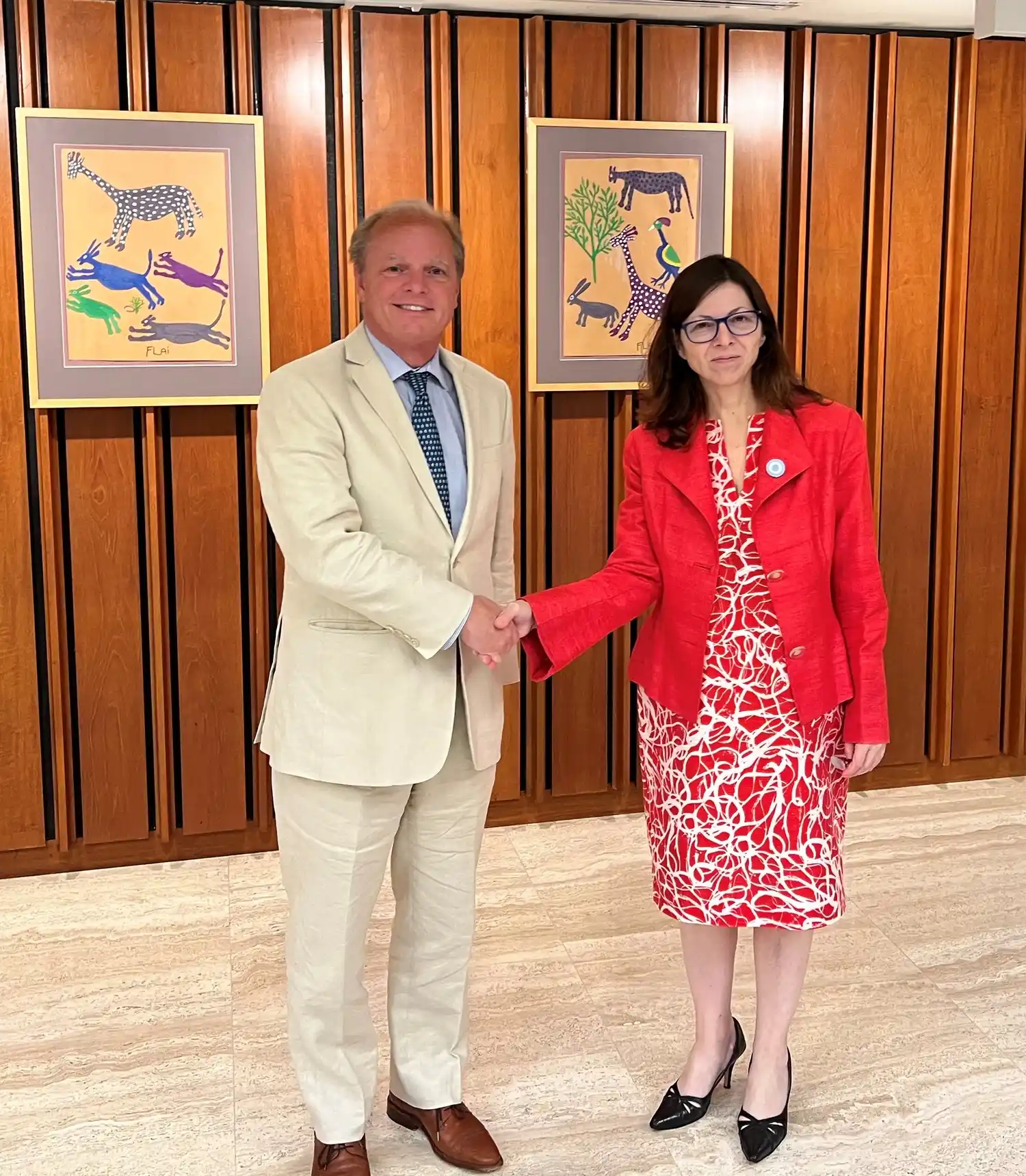 Batakis regresó al país tras su gira por Estados Unidos mientras crecen los rumores sobre un posible cambio en el Gabinete