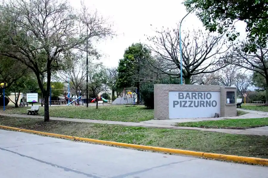 A punta de pistola, amenazaron a un padre y su niña para robarles todo